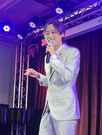 ランチライブで熱唱する中村唯人