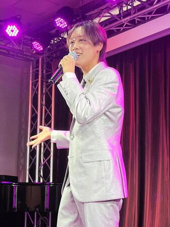 ランチライブで熱唱する中村唯人