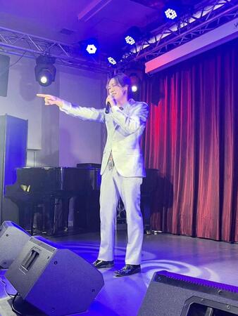 ランチライブで熱唱する中村唯人