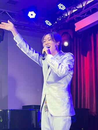 ランチライブで熱唱する中村唯人