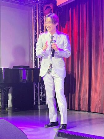 ランチライブで熱唱する中村唯人