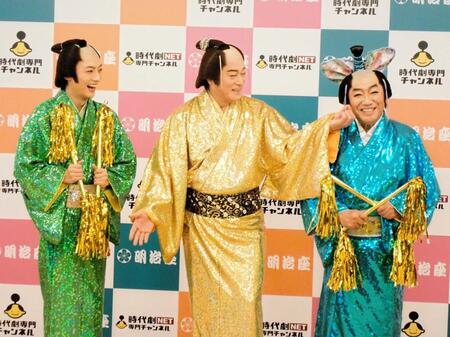 「松平健×コロッケ４５周年特別公演」の初日を迎え、コロッケ（右）をいじる松平健（中）に笑顔の辰巳ゆうと