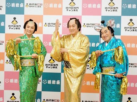 「松平健×コロッケ４５周年特別公演」の初日を迎え、「オーレ！」を決める松平健（中）とコロッケ（右）、辰巳ゆうと