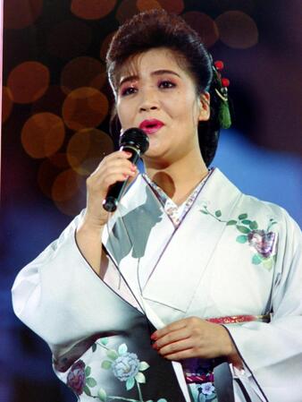 日本歌謡大賞で熱唱する松原のぶえさん＝９０年１１月