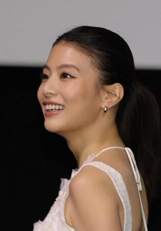 声援に笑顔を見せる出口夏希＝ＴＯＨＯシネマズ日比谷（撮影・棚橋慶太）