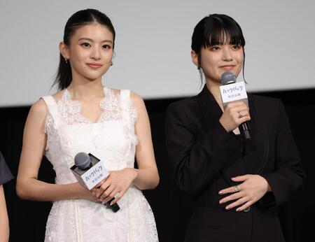 あいさつする出口夏希（左）と蒔田彩珠＝ＴＯＨＯシネマズ日比谷（撮影・棚橋慶太）