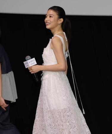 声援に笑顔を見せる出口夏希＝ＴＯＨＯシネマズ日比谷（撮影・棚橋慶太）