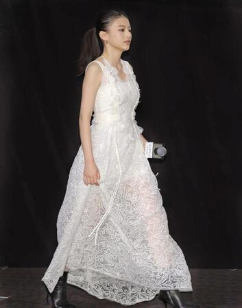 真っ白なドレス姿で登壇する出口夏希（撮影・棚橋慶太）