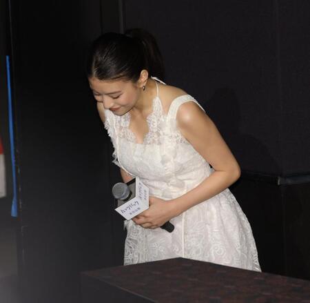 客席からの拍手に一礼する出口夏希＝ＴＯＨＯシネマズ日比谷（撮影・棚橋慶太）