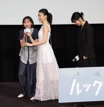 舞台あいさつ終了後、出口夏希（中央）からマイクを奪い笑顔で話す七瀬ふうり左。右は蒔田彩珠＝ＴＯＨＯシネマズ日比谷（撮影・棚橋慶太）