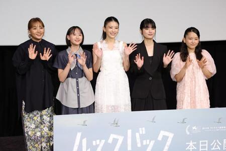 手を振る（左から）野呂佳代、七瀬ふうり、出口夏希、蒔田彩珠、岡田六花＝ＴＯＨＯシネマズ日比谷（撮影・棚橋慶太）