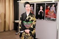 デビュー４０周年記念リサイタル大阪公演終了後、取材に応じる坂本冬美