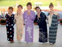 小林幸子（中央）らと共演＝０４年８月