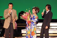 デビュー３０周年を迎え、吉幾三（左）と新沼謙治（右）から祝福される松原のぶえさん＝０８年９月