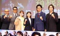 ポーズをとる（左から）竹中直人、高橋克典、山田杏奈、伊藤沙莉、大泉洋、山下智久（撮影・石井剣太郎）