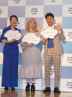 イベントに出席した（左から）安藤優子、きゃりーぱみゅぱみゅ、藤井隆