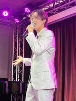 ランチライブで熱唱する中村唯人