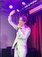 ランチライブで熱唱する中村唯人