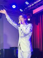 ランチライブで熱唱する中村唯人