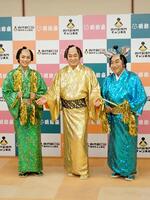 「松平健×コロッケ４５周年特別公演」の初日を迎えた（左から）辰巳ゆうと、松平健、コロッケ