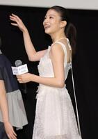 手を振る出口夏希（撮影・棚橋慶太）