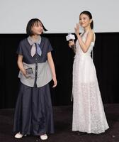 手を振る出口夏希。左は七瀬ふうり＝ＴＯＨＯシネマズ日比谷（撮影・棚橋慶太）