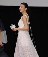 声援に笑顔を見せる出口夏希＝ＴＯＨＯシネマズ日比谷（撮影・棚橋慶太）