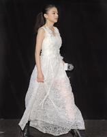 真っ白なドレス姿で登壇する出口夏希（撮影・棚橋慶太）