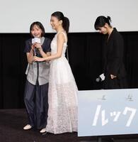 舞台あいさつ終了後、出口夏希（中央）からマイクを奪い笑顔で話す七瀬ふうり左。右は蒔田彩珠＝ＴＯＨＯシネマズ日比谷（撮影・棚橋慶太）