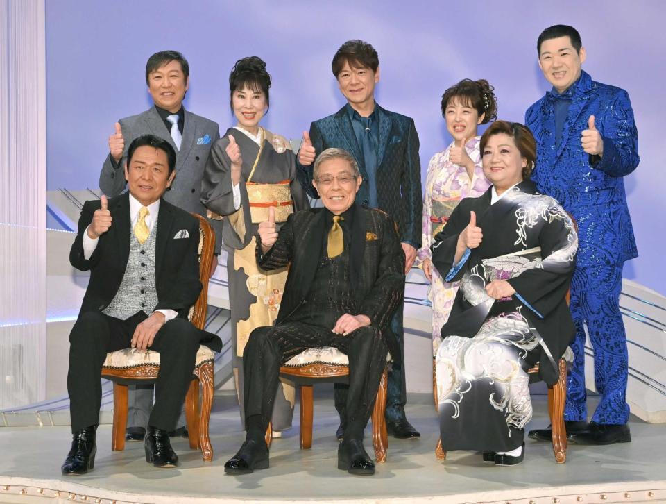 音楽番組「サブちゃんと歌仲間」に出演した（前列左から）山本譲二、北島三郎、松原のぶえさん（後列同）和田青児、原田悠里、北山たけし、山口ひろみ、大江裕＝２３年２月