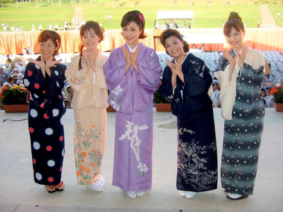 小林幸子（中央）らと共演＝０４年８月