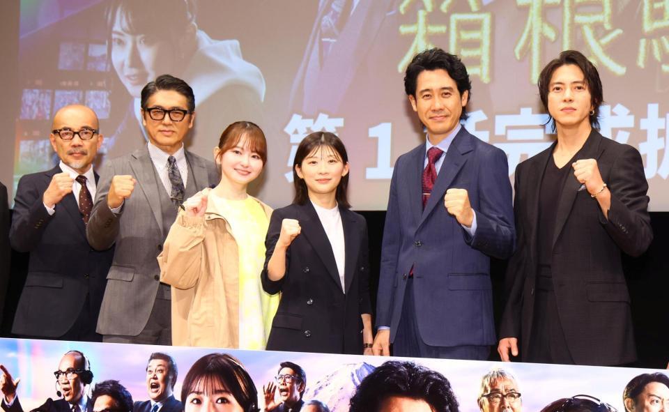 ポーズをとる（左から）竹中直人、高橋克典、山田杏奈、伊藤沙莉、大泉洋、山下智久（撮影・石井剣太郎）