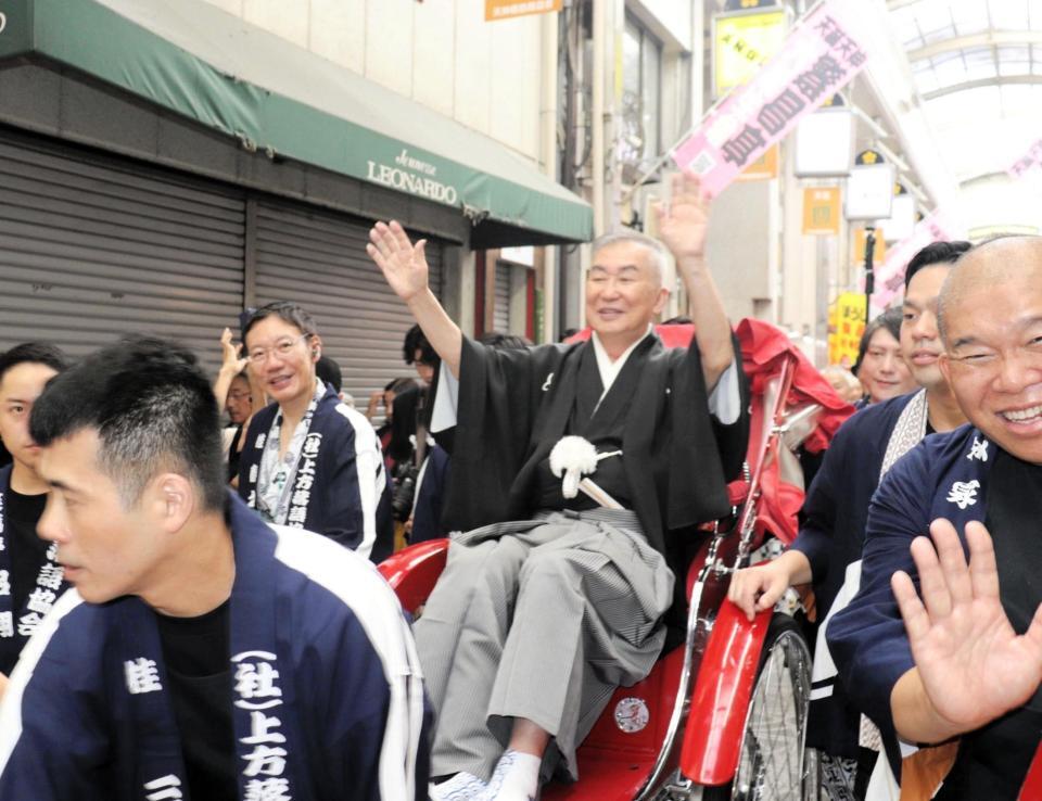 天満天神繁昌亭の開場２０周年を記念したお練りに登場し、人力車に乗る桂文枝