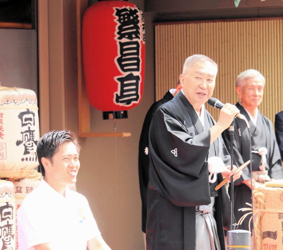 繁昌亭開場２０周年記念鏡開きに出席した桂文枝（右）、吉村洋文大阪府知事