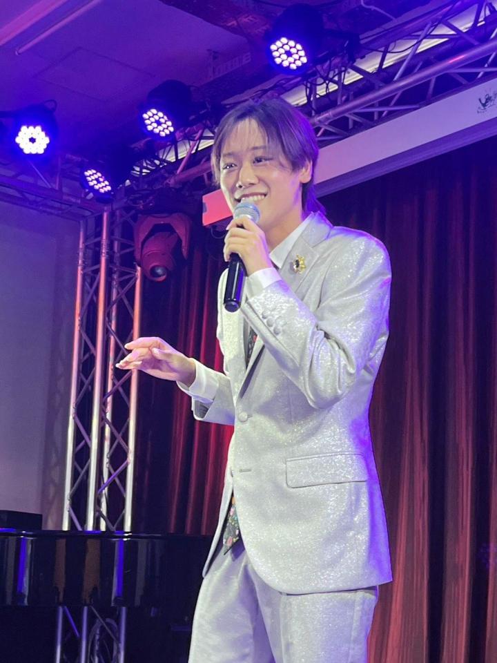 ランチライブで熱唱する中村唯人