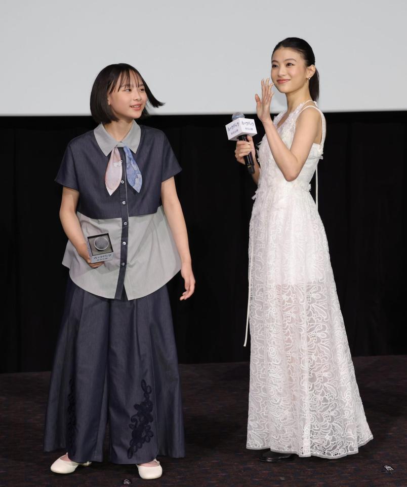 手を振る出口夏希。左は七瀬ふうり＝ＴＯＨＯシネマズ日比谷（撮影・棚橋慶太）