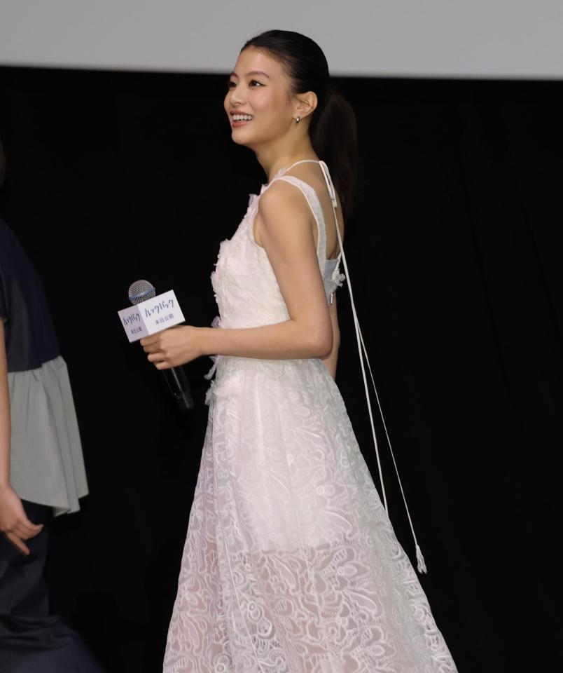 声援に笑顔を見せる出口夏希＝ＴＯＨＯシネマズ日比谷（撮影・棚橋慶太）