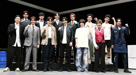 演出の尾上松也（前列左端）とＳＨＯＷーＷＡ、ＭＡＴＳＵＲＩのメンバー