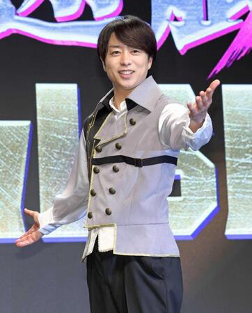 笑顔でポーズを決める櫻井翔（撮影・西岡正）