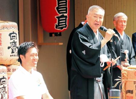 桂文枝（右）と吉村洋文大阪府知事