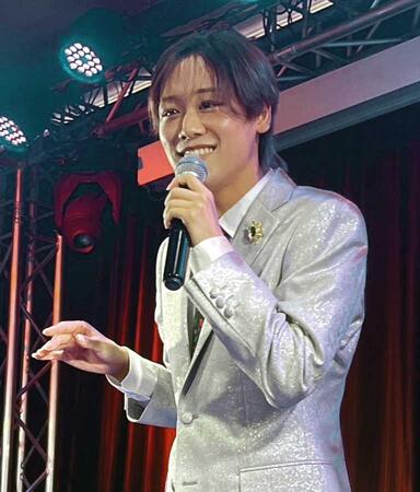 熱唱する中村唯人