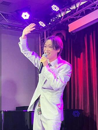 ランチライブで熱唱する中村唯人