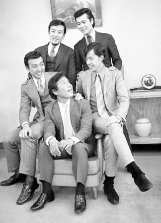 デイリースポーツに来社したジャッキー吉川とブルー・コメッツ。前列右が三原綱木さん＝１９６９年５月