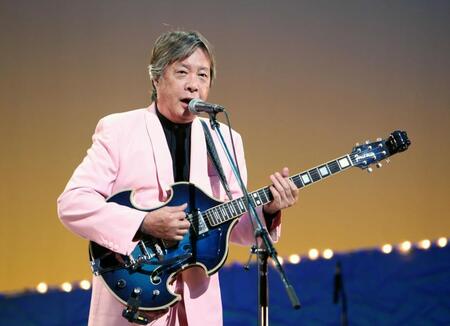 コンサートで歌唱する三原綱木さん＝２０１１年１１月