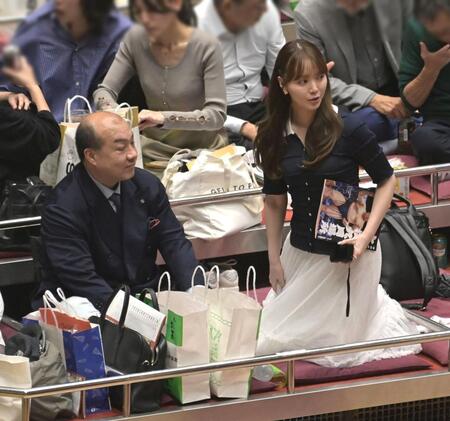 観戦するにしたんクリニック西村誠司社長（左）と山根千佳（画像の一部を加工しています）