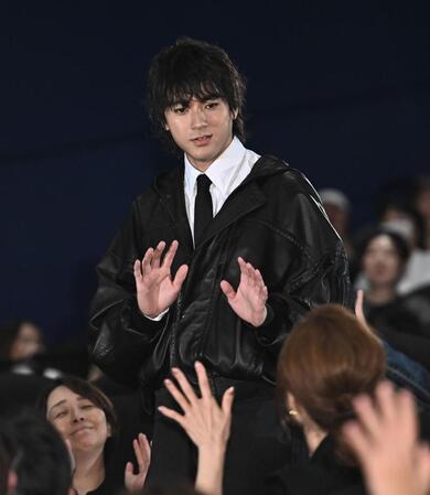 客席から登場した山田裕貴＝ＴＯＨＯシネマズ日比谷（撮影・開出牧）