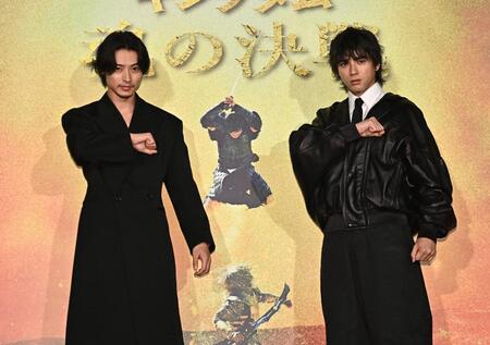 舞台あいさつでポーズを決める山崎賢人（左）と山田裕貴（撮影・開出牧）