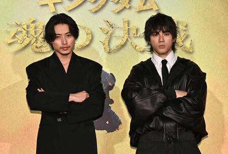 舞台挨拶でポーズを決める山崎賢人（左）と山田裕貴（撮影・開出牧）