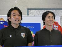 会見を行った盛山晋太郎（左）と矢部浩之