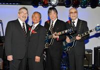 イベントでジャッキー吉川とブルー・コメッツのメンバーと笑顔を見せる三原綱木さん（右から２人目）＝２０１４年１０月